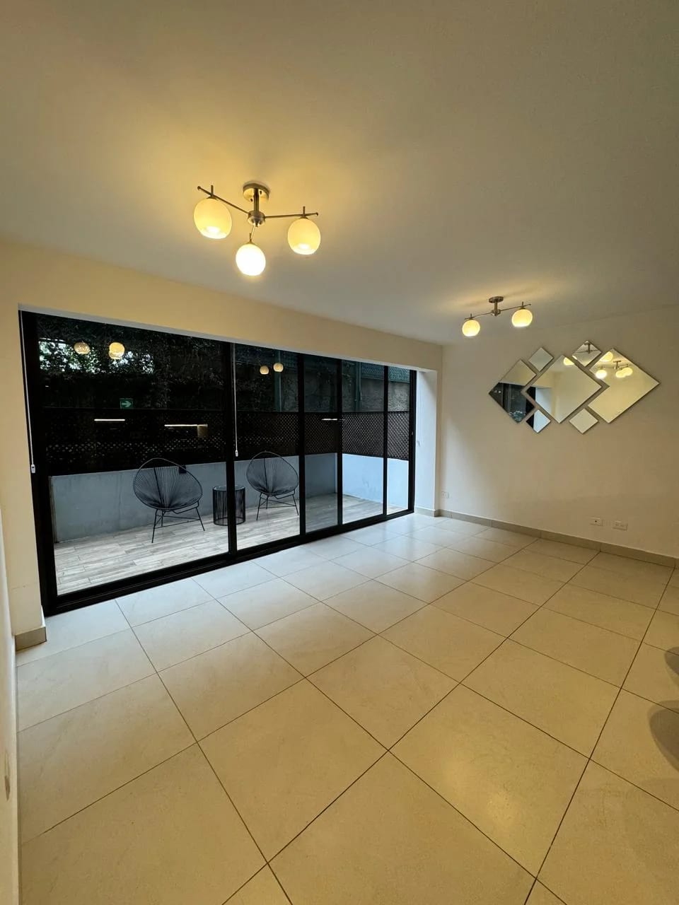 Apartamento en venta Edificio Be14 zona 14 primer nivel con jardín. — foto 2 de 16