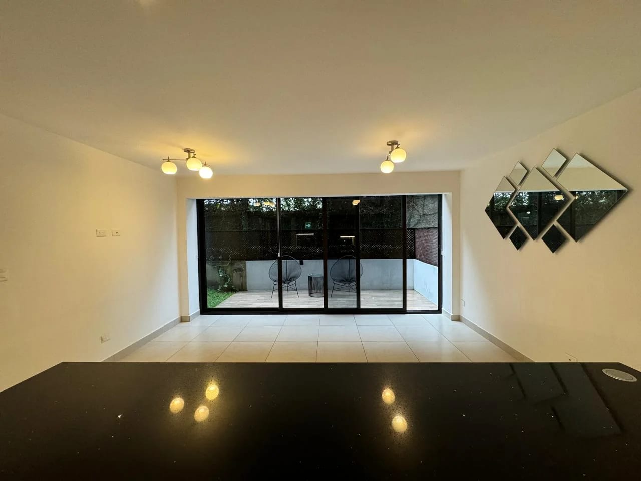 Apartamento en venta Edificio Be14 zona 14 primer nivel con jardín. — foto 1 de 16