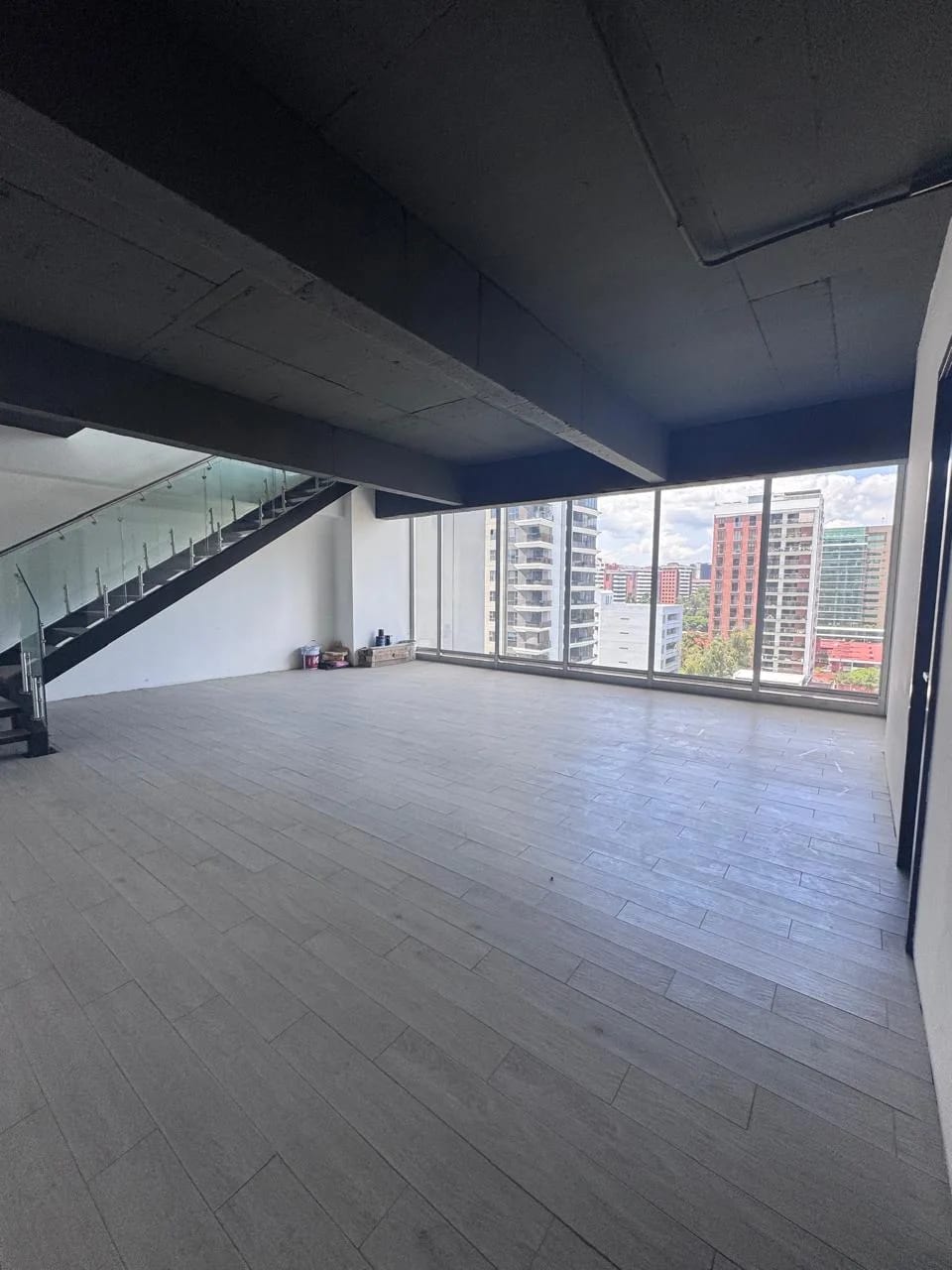Oficina en renta Vasanta zona 10 — foto 1 de 11