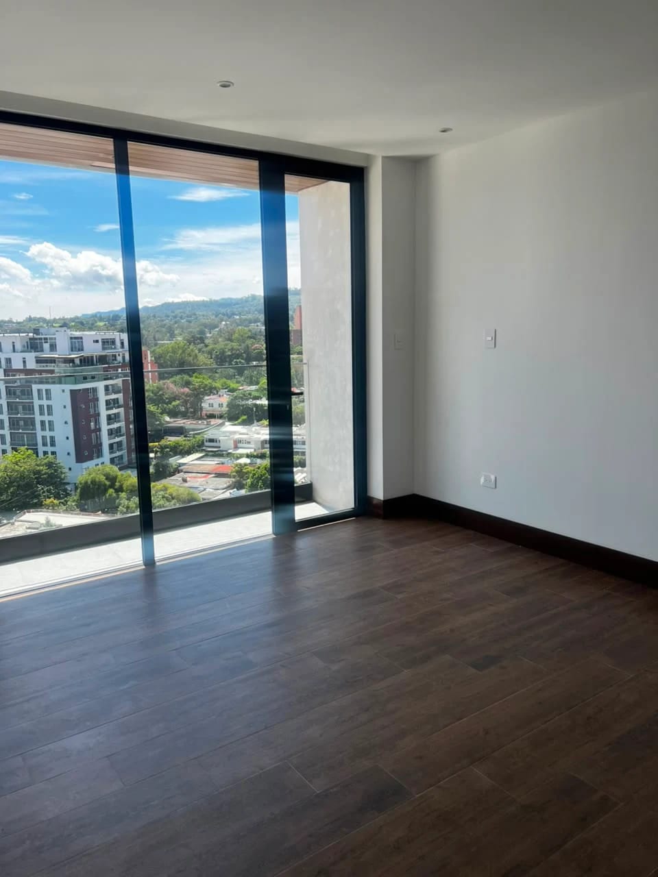 APARTAMENTO EN RENTA EDIFICIO GAURA Zona 15 VH1 — foto 4 de 14