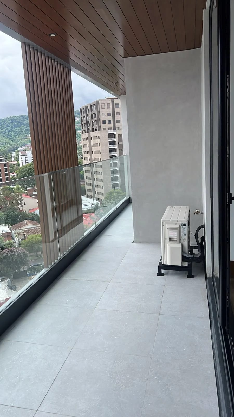 APARTAMENTO EN RENTA EDIFICIO GAURA Zona 15 VH1 — foto 12 de 14