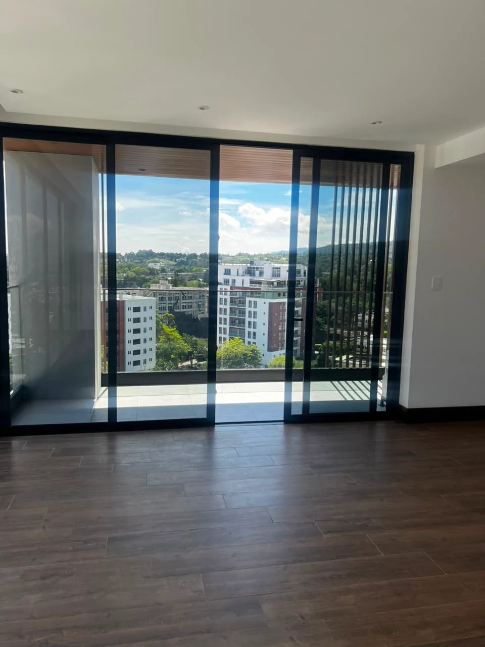 APARTAMENTO EN RENTA EDIFICIO GAURA Zona 15 VH1 — foto 2 de 14