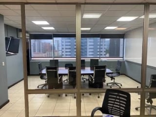 OFICINA EN RENTA EDIFICIO DUBAI CENTER ZONA 10 — miniatura 5 de 7