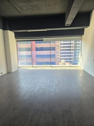 ALQUILO OFICINA EN DESING CENTER ZONA 10 — miniatura 8 de 9