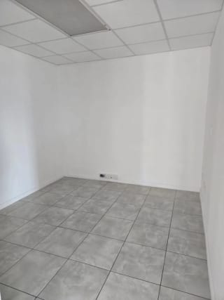 ALQUILO OFICINA EN DESING CENTER ZONA 10 — miniatura 5 de 9