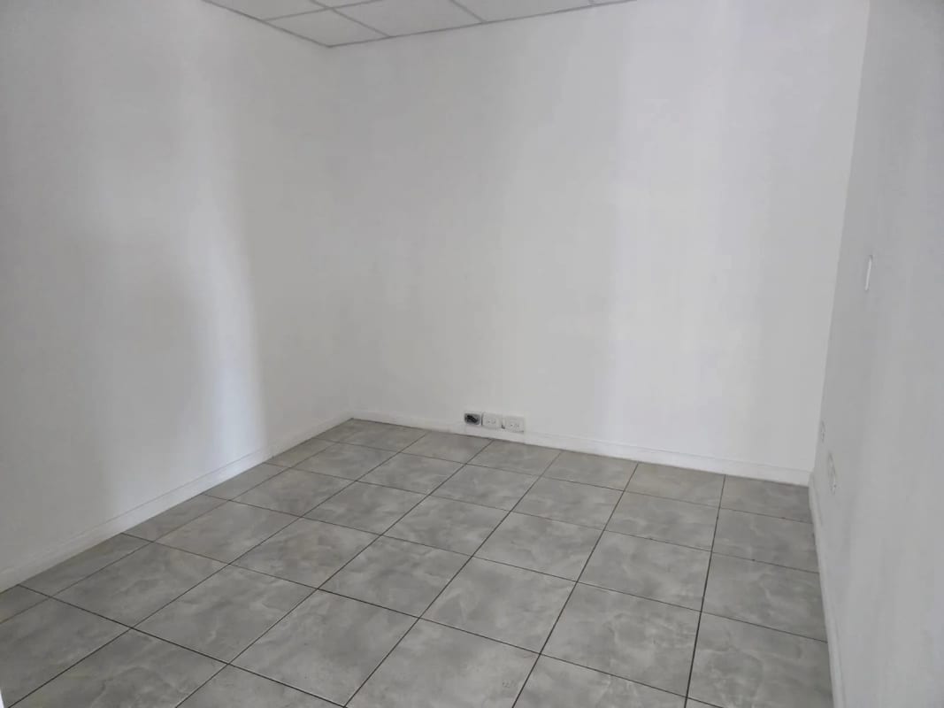 ALQUILO OFICINA EN DESING CENTER ZONA 10 — foto 4 de 9