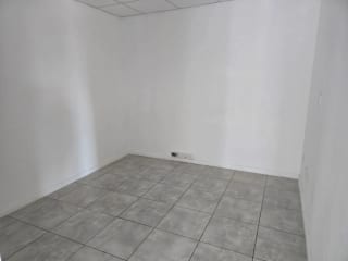ALQUILO OFICINA EN DESING CENTER ZONA 10 — miniatura 4 de 9