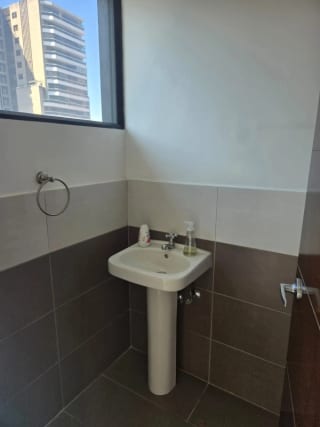 ALQUILO OFICINA EN DESING CENTER ZONA 10 — miniatura 2 de 9