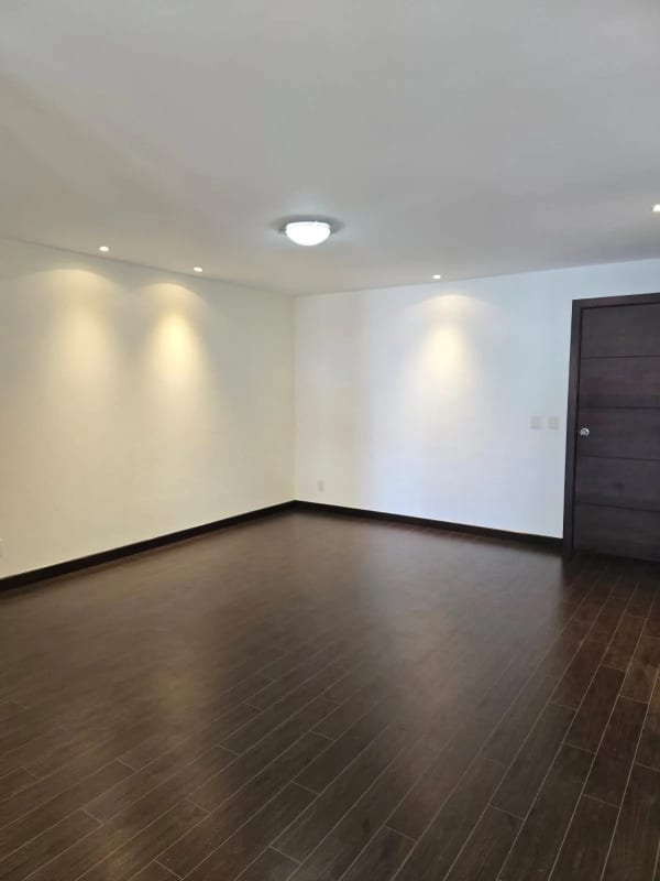 RENTO APARTAMENTO EN ATTICA ZONA 14 — foto 1 de 10