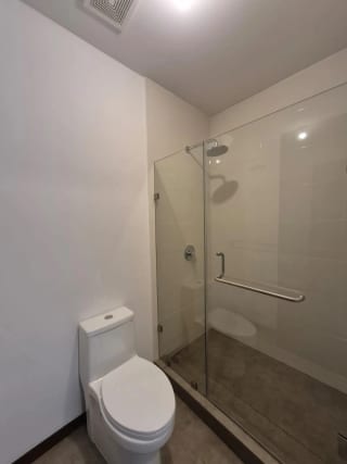 EN RENTA PRECIOSO APARTAMENTO CON TERRAZA, SAN LÁZARO ZONA 15 — miniatura 4 de 12