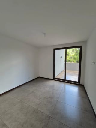 EN RENTA PRECIOSO APARTAMENTO CON TERRAZA, SAN LÁZARO ZONA 15 — miniatura 3 de 12